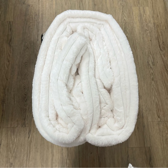 Aubin Hill
3pc Luxury Faux Fur Comforter Set - Picture 2 of 4